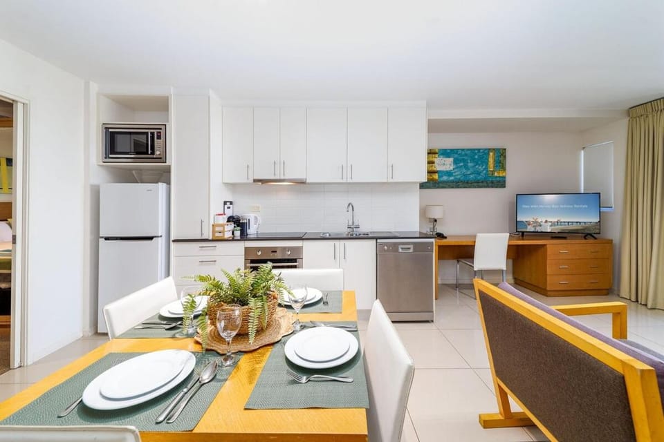 TV and multimedia, Kitchen or kitchenette, Dining area, dishwasher, oven, stove