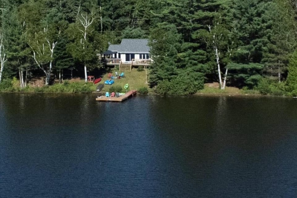 Amazing Lakefront cottage on Paradise Lake House in Dysart and Others