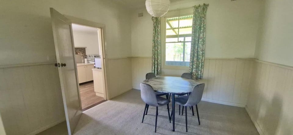 Currambene Retro Retreat by Book Jervis Bay - 100m to the main street of Huskisson House in Huskisson