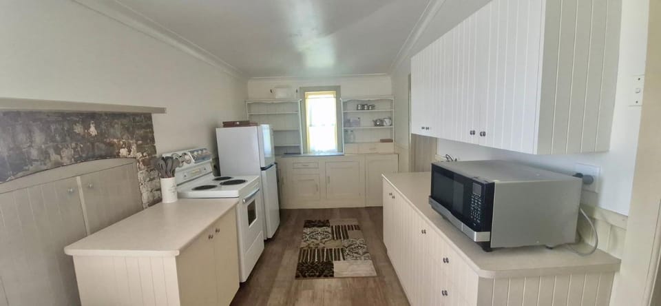 Currambene Retro Retreat by Book Jervis Bay - 100m to the main street of Huskisson House in Huskisson