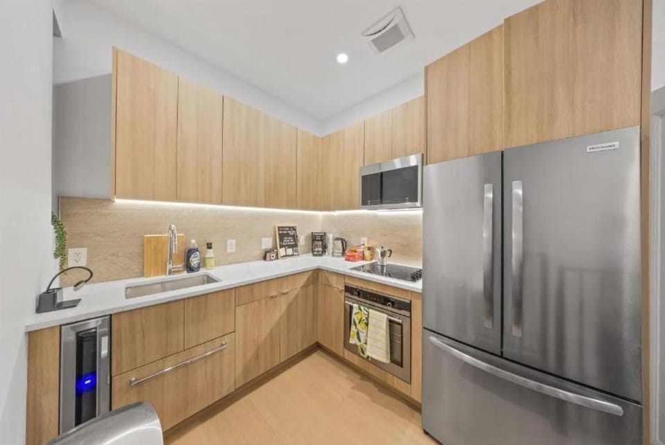Walk to Broadway & Times Square! Quiet Private Room in Manhattan Bed and Breakfast in Midtown