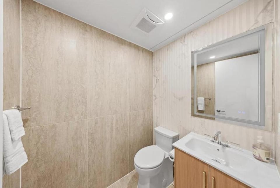 Walk to Broadway & Times Square! Quiet Private Room in Manhattan Bed and Breakfast in Midtown