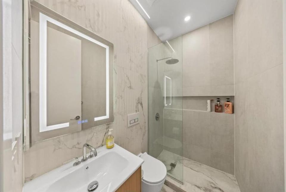 Walk to Broadway & Times Square! Quiet Private Room in Manhattan Bed and Breakfast in Midtown