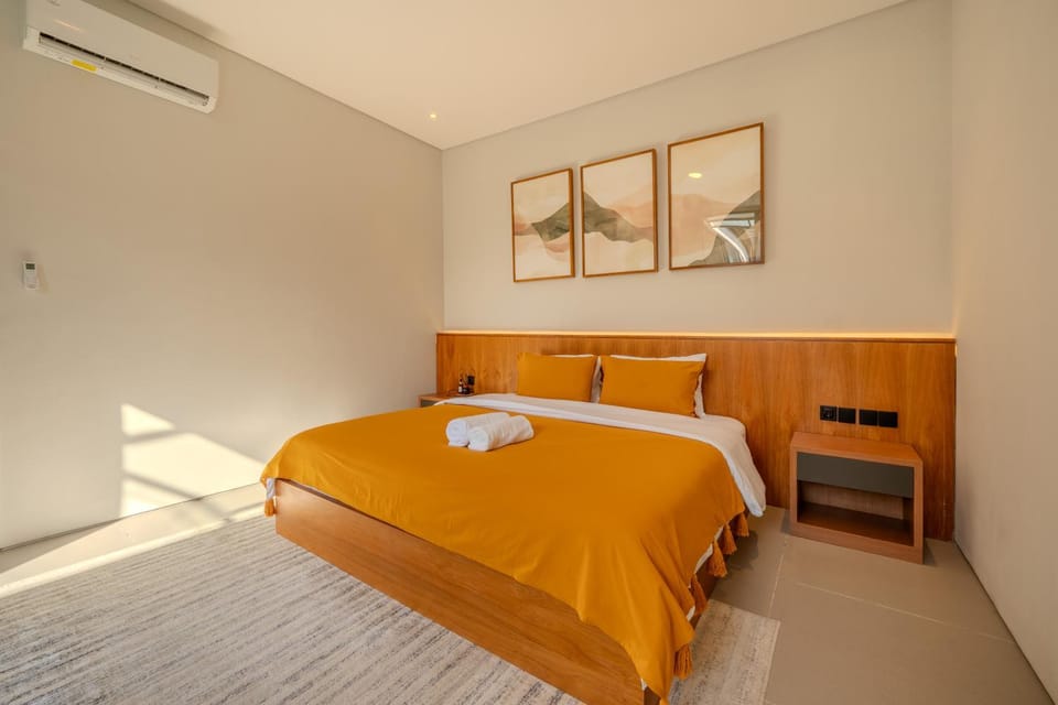 Bed, Photo of the whole room, Bedroom, towels, air conditioner