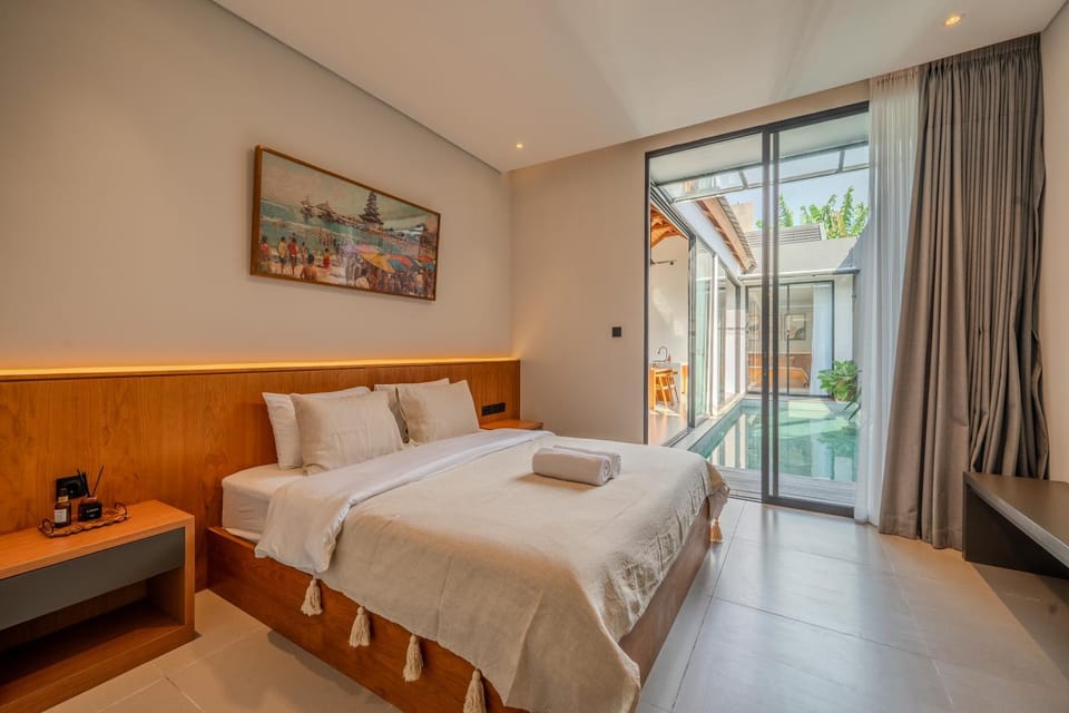 Bed, Photo of the whole room, Bedroom, Pool view, towels