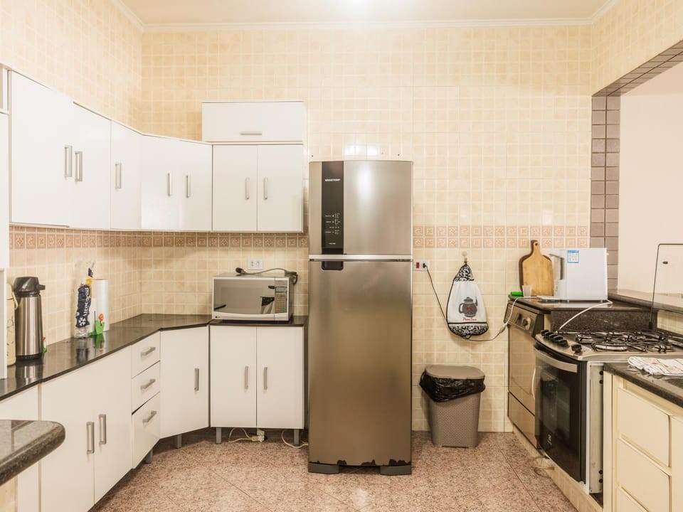 Coffee/tea facilities, microwave, oven, stove, toaster, kitchen