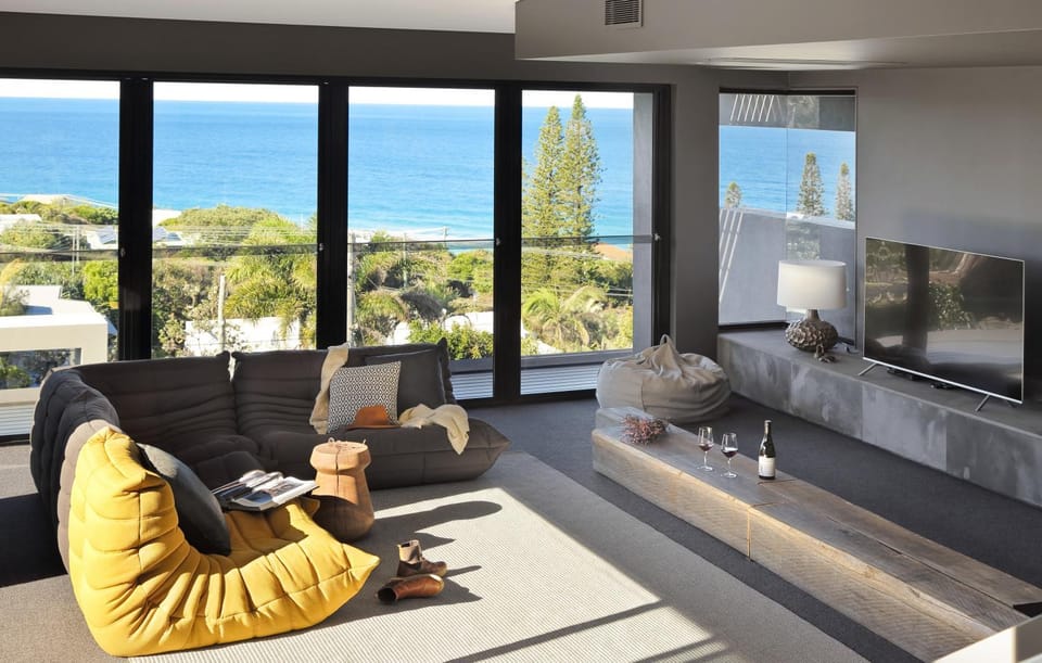 Communal lounge/ TV room, Living room, Sea view