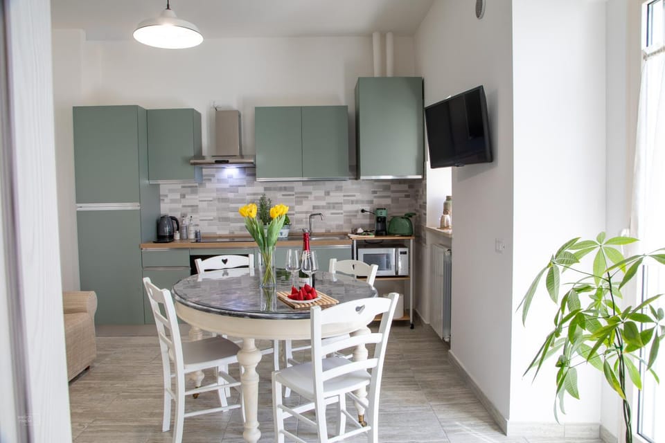 TV and multimedia, Kitchen or kitchenette, Dining area, oven, pet friendly, stove