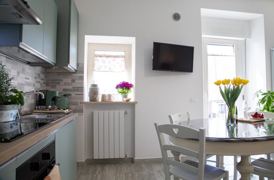 TV and multimedia, Kitchen or kitchenette, Dining area, stove