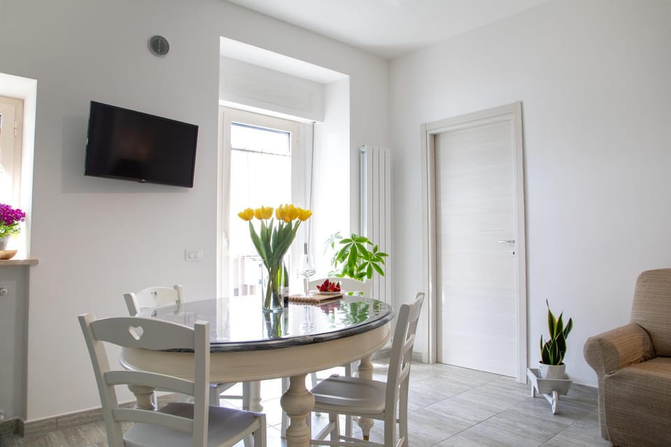 TV and multimedia, Living room, Seating area, Dining area