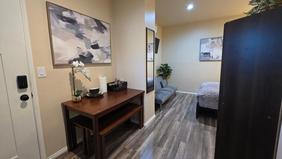 Comfortable Guest Studio by Cedars-Sinai, Beverly Center and Beverly Hills Apartment in Beverly Hills