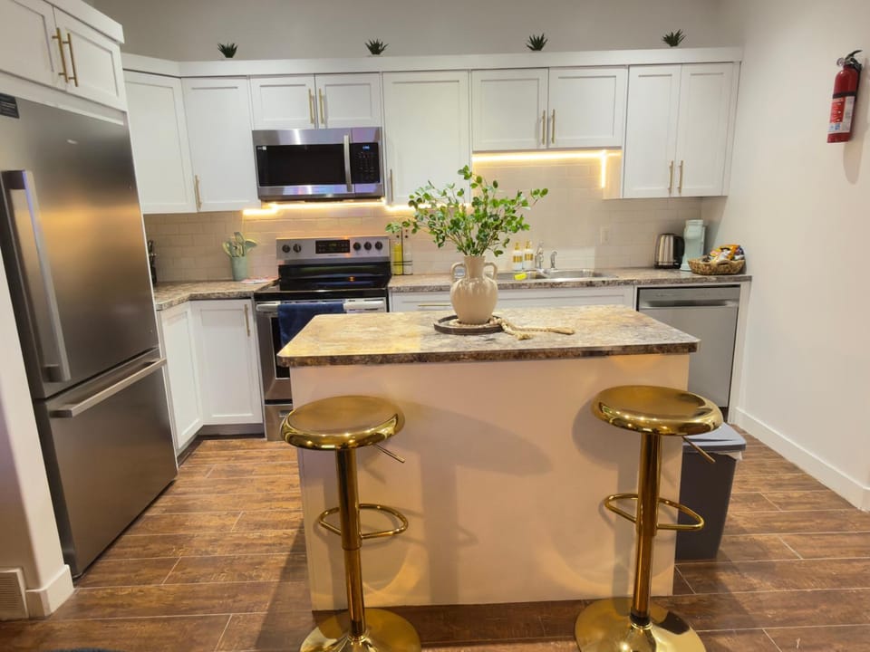 Charming 3BR Suite Near Downtown, General Hospital Apartment in Regina