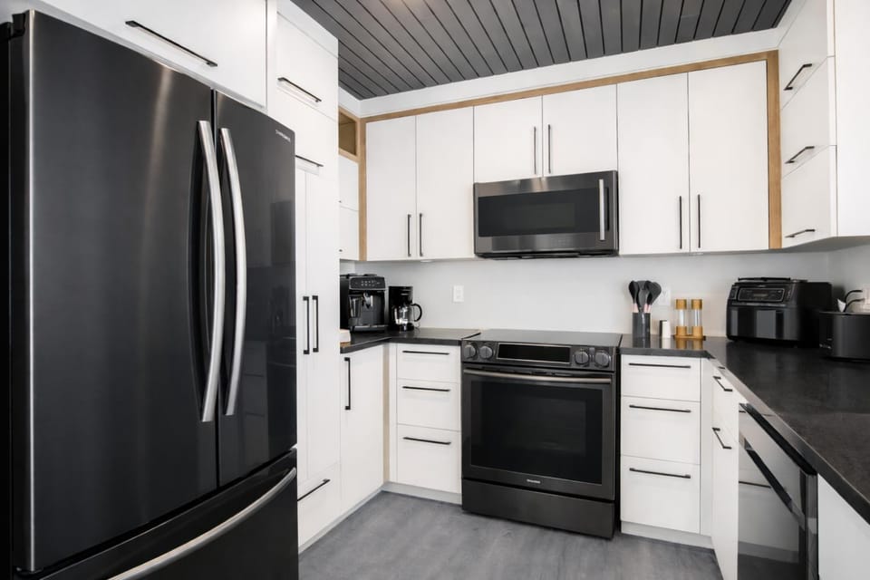 Coffee/tea facilities, Kitchen or kitchenette, dishwasher, oven, stove, toaster