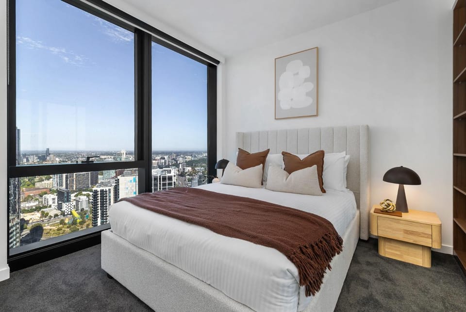 City Lights & Designer Comfort w Pool, Gym, Sauna Apartment in Southbank