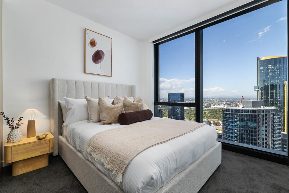 City Lights & Designer Comfort w Pool, Gym, Sauna Apartment in Southbank