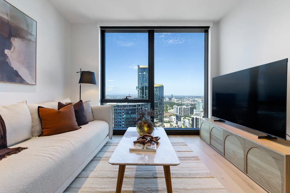 City Lights & Designer Comfort w Pool, Gym, Sauna Apartment in Southbank
