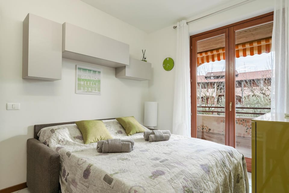 Bed, Living room