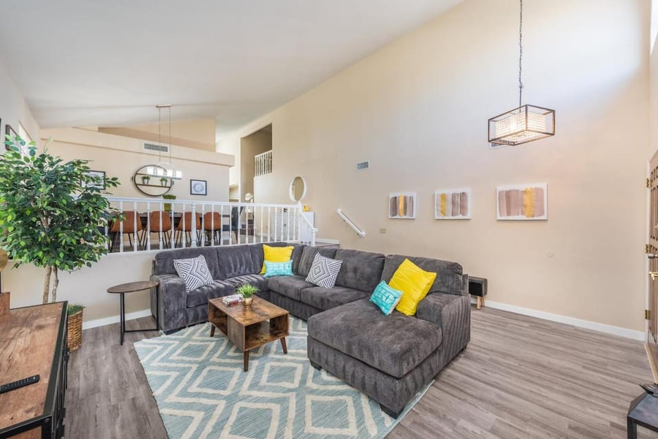 Incredible Home up to 12 guests, with pool House in Green Valley North