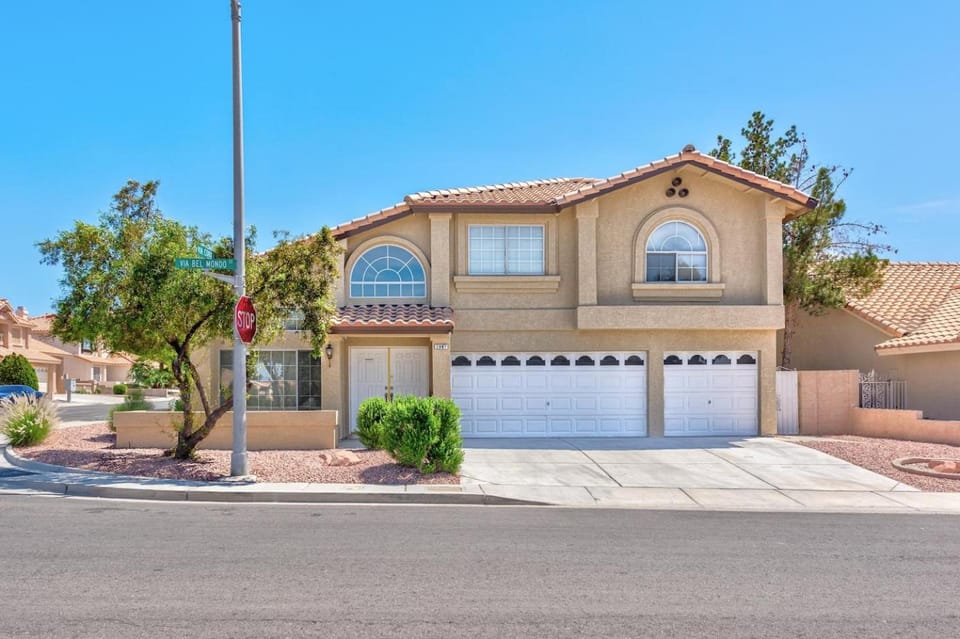 Incredible Home up to 12 guests, with pool House in Green Valley North
