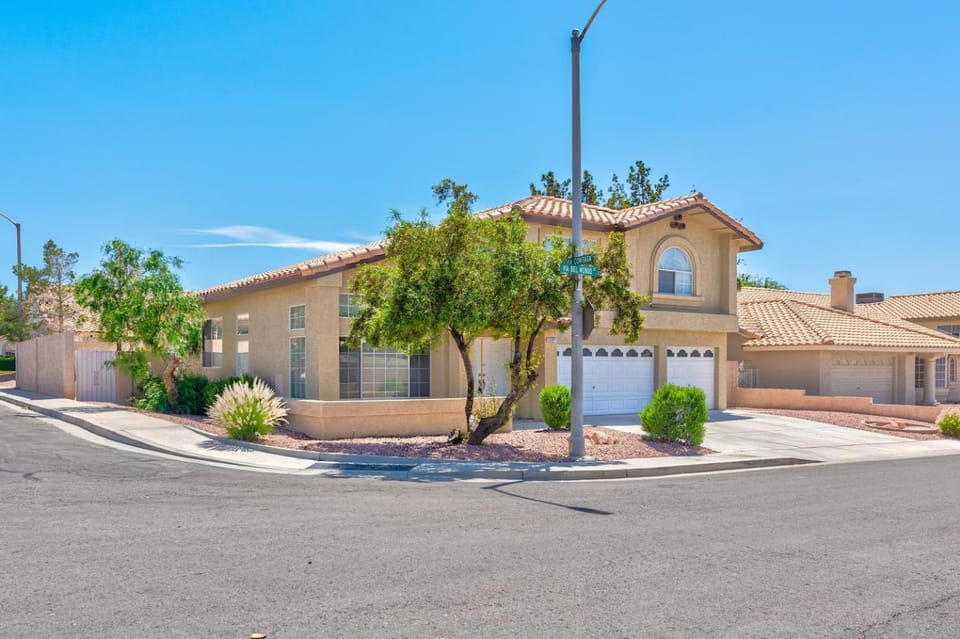 Incredible Home up to 12 guests, with pool House in Green Valley North