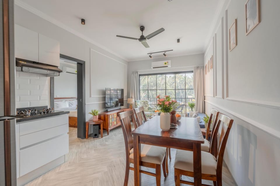 Kitchen or kitchenette, Living room, Seating area, Dining area