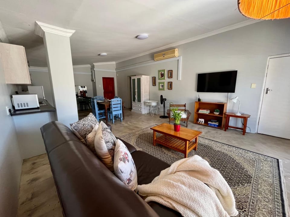 TV and multimedia, Kitchen or kitchenette, Living room, Seating area, Dining area