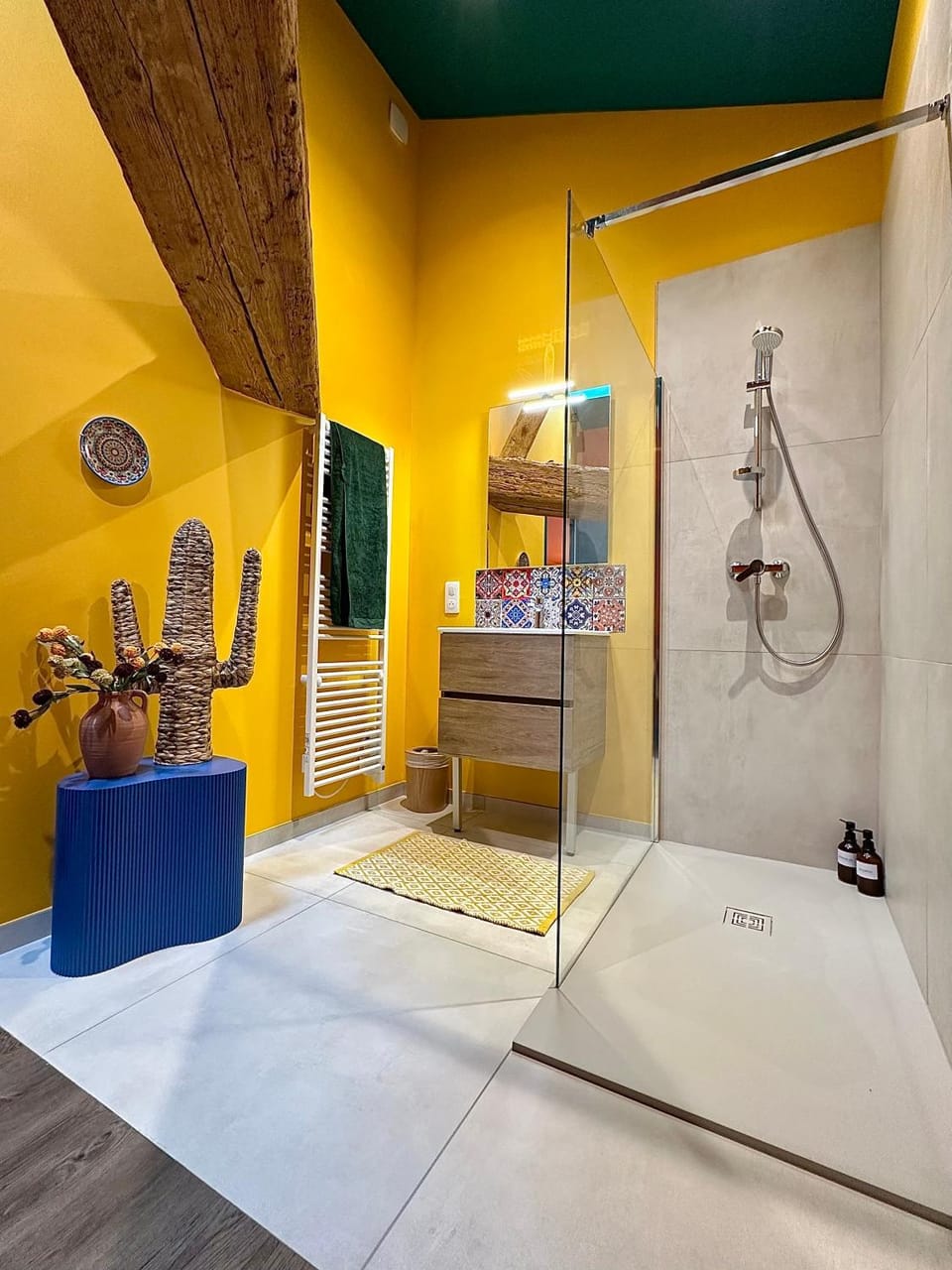Shower, Bathroom, Spa and wellness centre/facilities, hair dryier