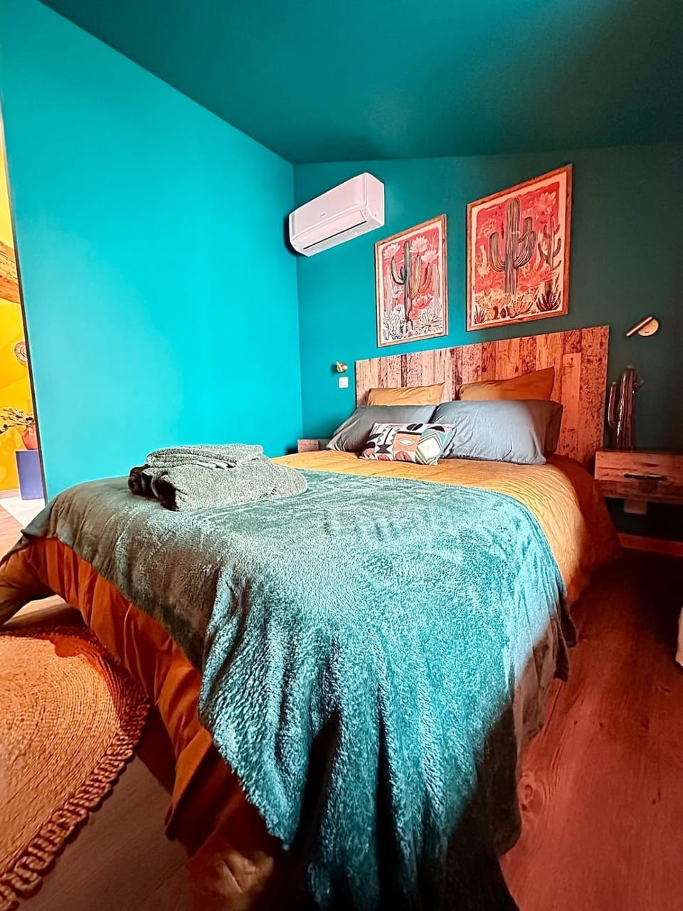 Bed, Night, Photo of the whole room, Bedroom, air conditioner