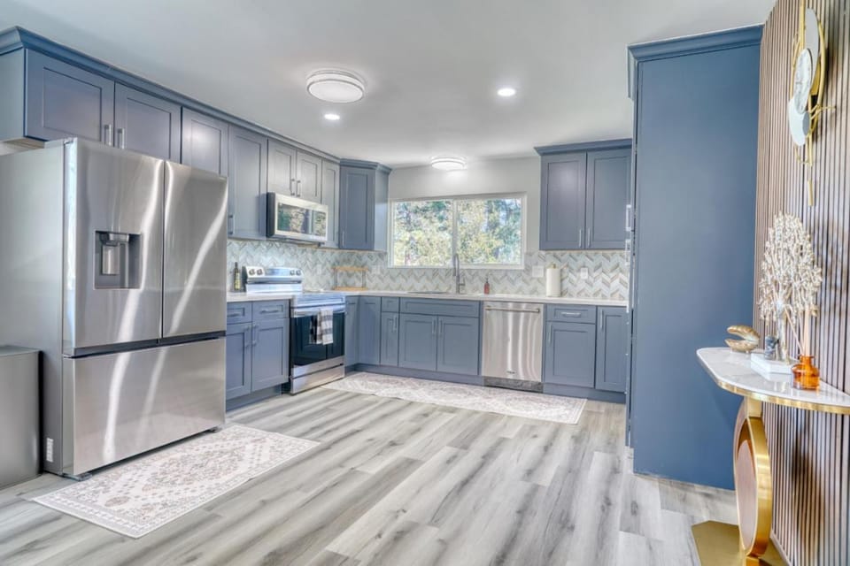 Modern Luxury Sierra Lodge | 3BR, 3BA | Hotel Vibe House in Groveland