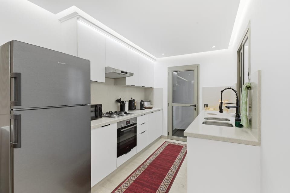Kitchen or kitchenette, dishwasher, oven
