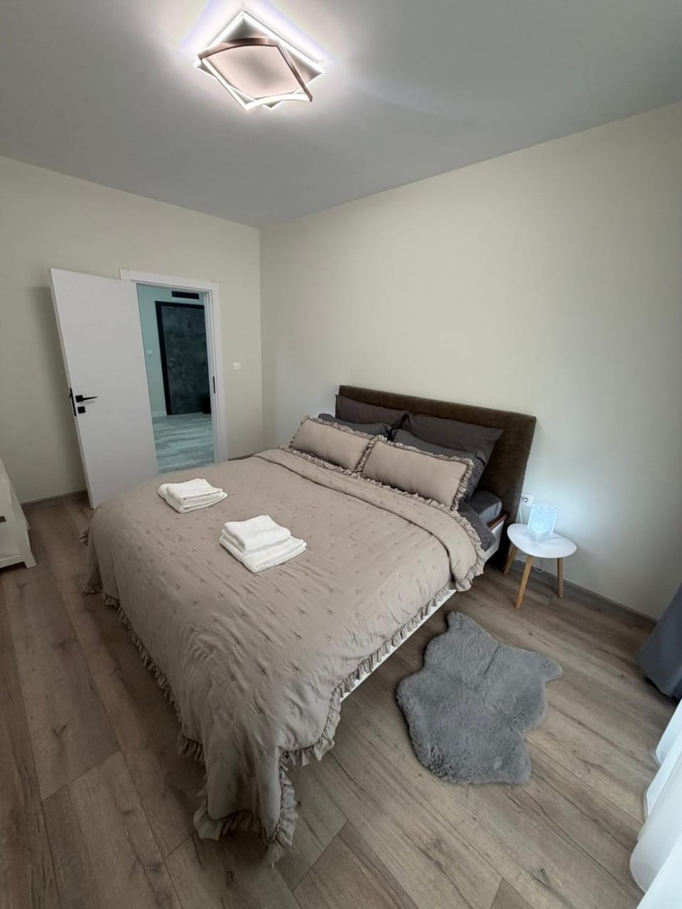 Bed, Bedroom, towels