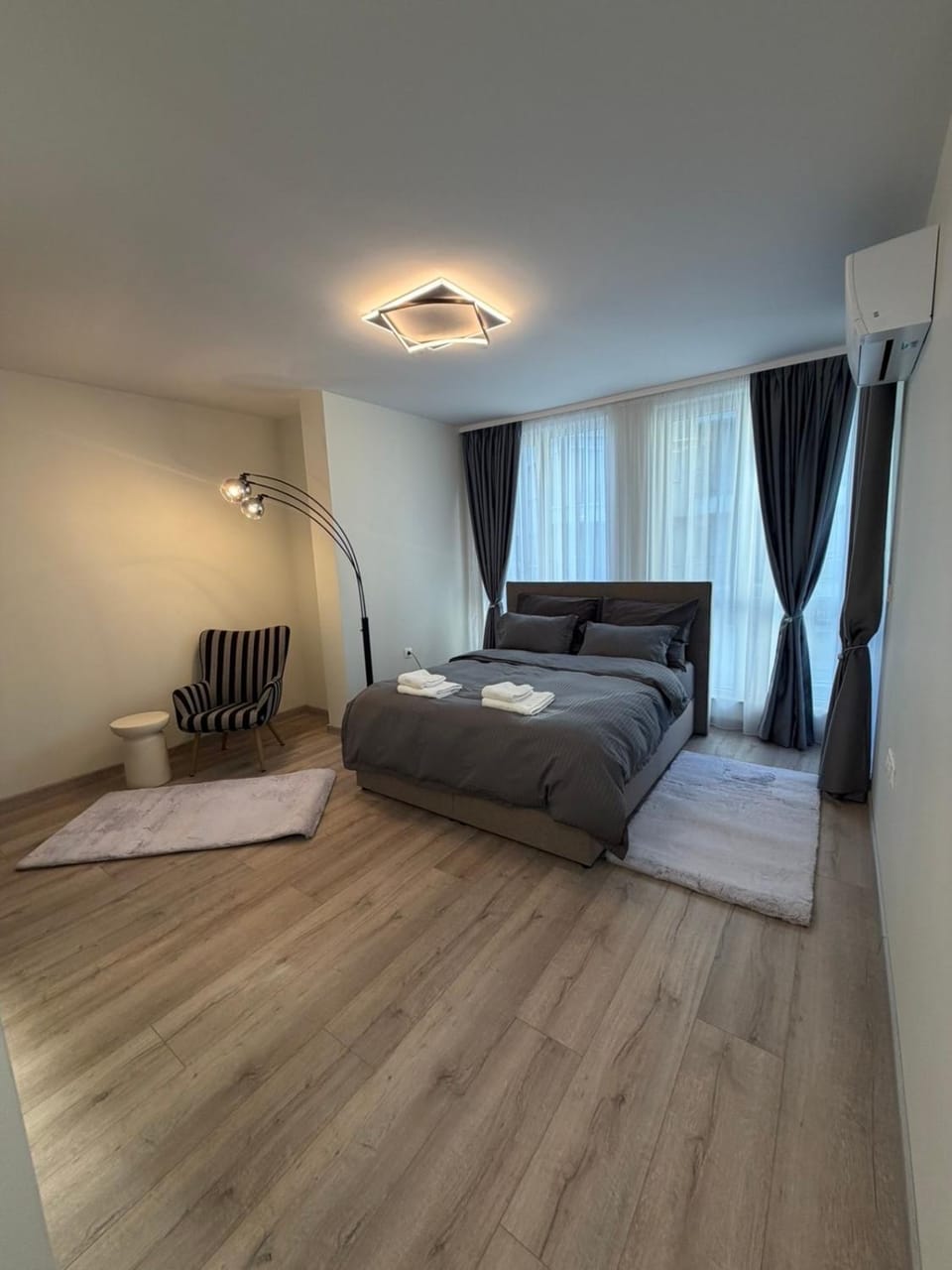 Bed, Seating area, Bedroom