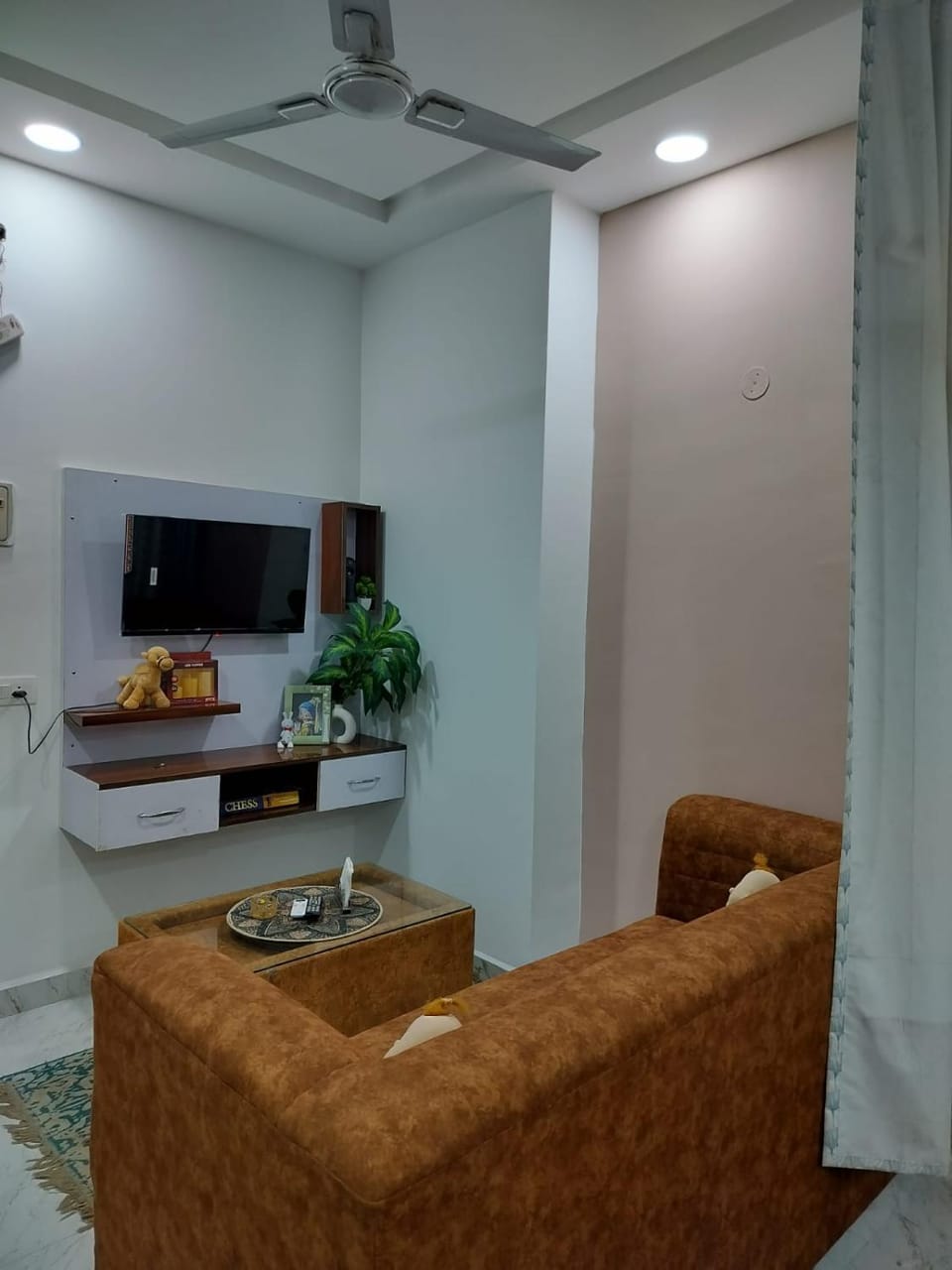 Leisure stays Ufairia Mall -Near Ek murti Chowk Apartment in Noida