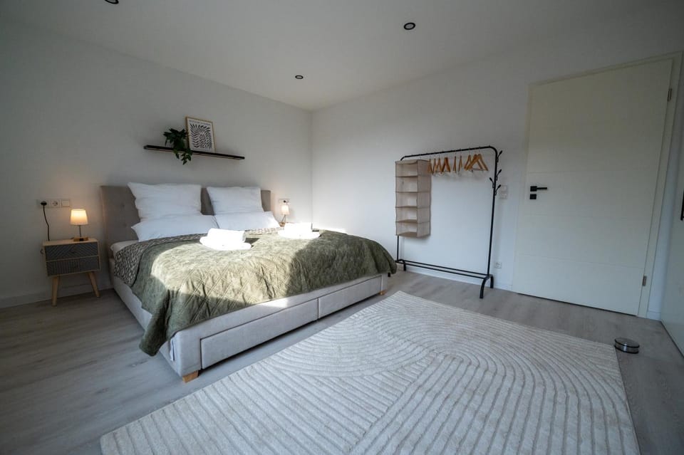 Bed, Bedroom, towels, wardrobe