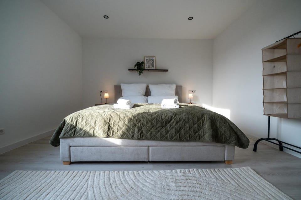Bed, Bedroom, towels, wardrobe