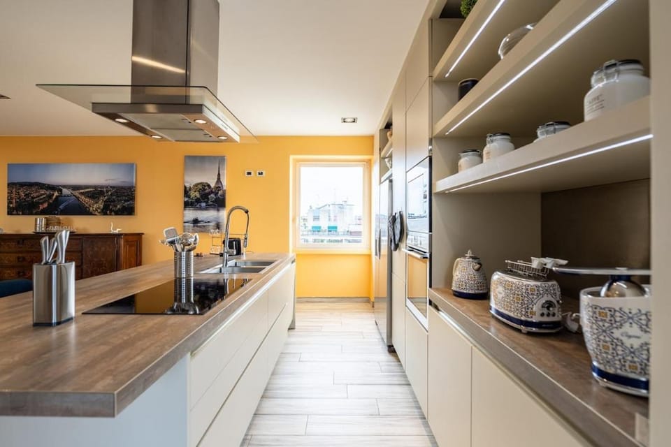 Skyline Penthouse - Terrazzo Panoramico & Metro 5min Apartment in Milan
