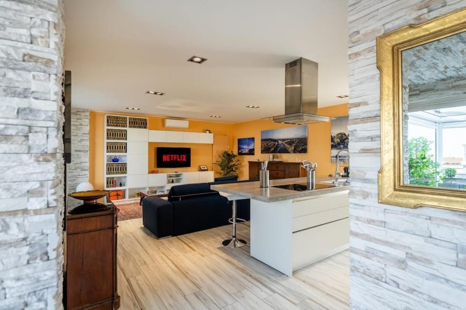 Skyline Penthouse - Terrazzo Panoramico & Metro 5min Apartment in Milan