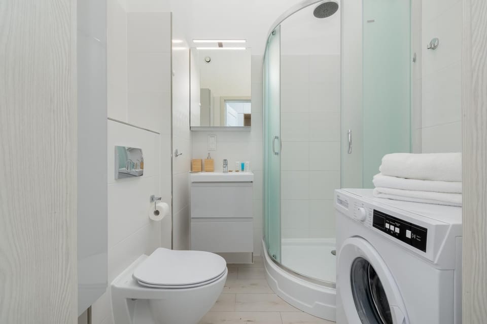 Shower, Toilet, Bathroom, towels, washing machine
