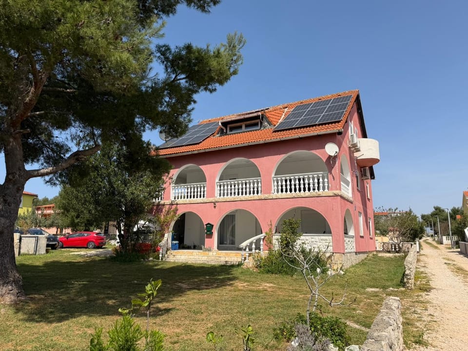 Property building, Garden, Parking