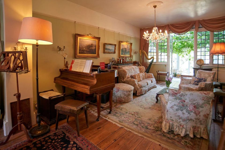 OBSERVATORY HOUSE, 9BR, NR Universal, with Pool House in Bedford