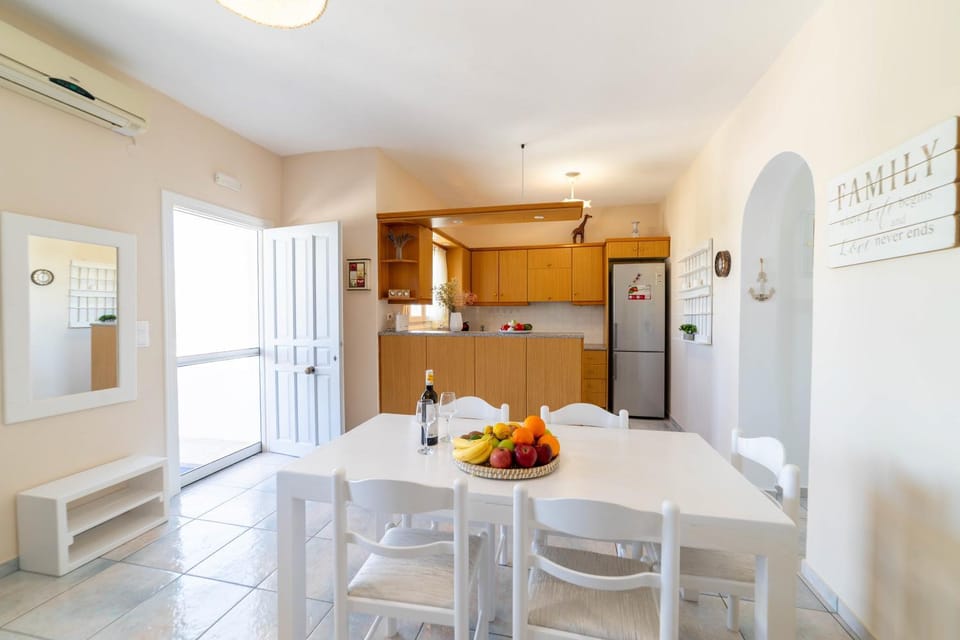 Kitchen or kitchenette, Dining area, oven