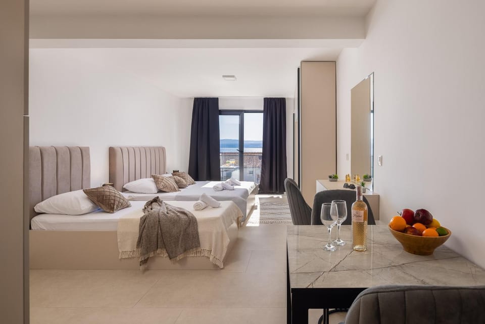 Bed, Balcony/Terrace, Food and drinks, Seating area, Bedroom, Sea view, Drinks, towels, wardrobe