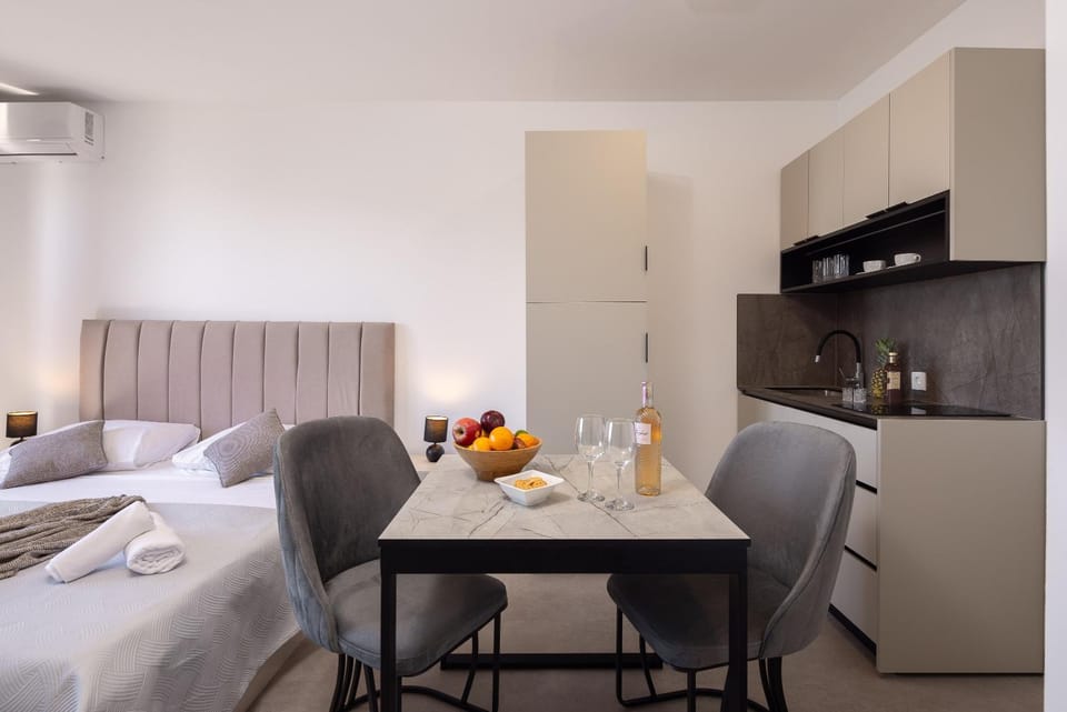 Bed, Kitchen or kitchenette, Food and drinks, Seating area, Dining area, Bedroom, Food, towels, air conditioner