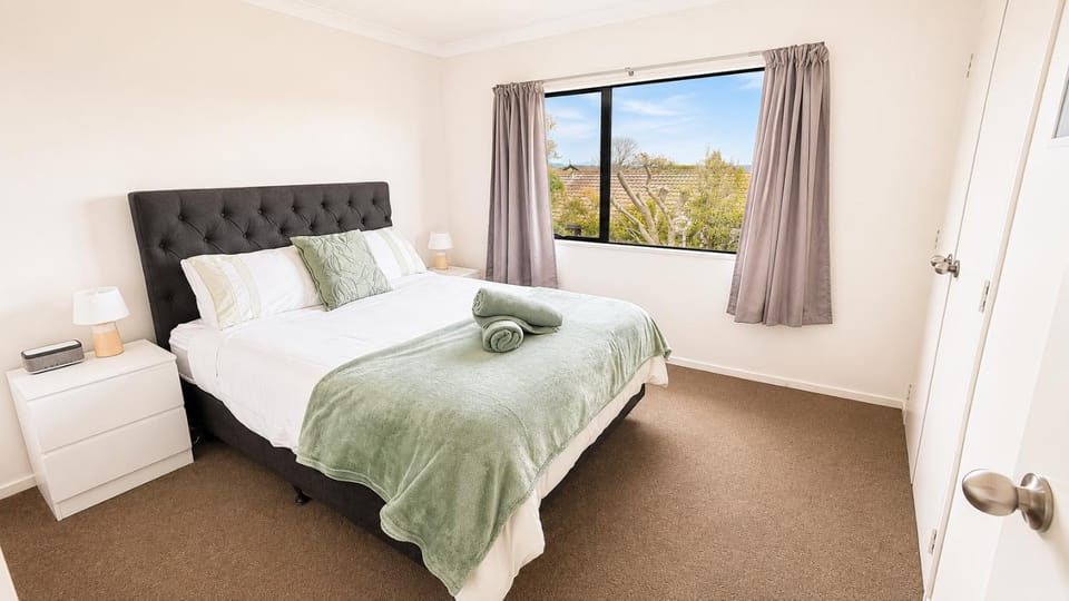 HA 6Bdr Family Haven Walk to Lake,Shops,Boatramp House in Taupo