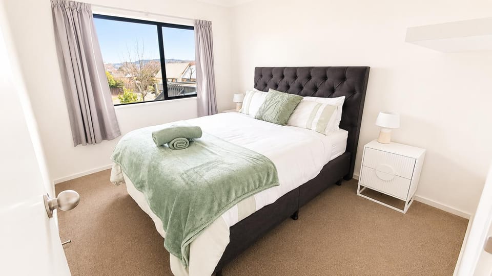 HA 6Bdr Family Haven Walk to Lake,Shops,Boatramp House in Taupo