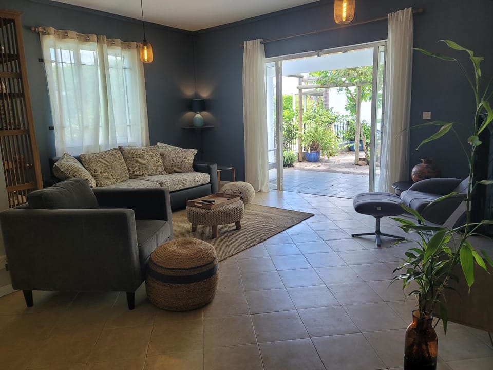 View (from property/room), Living room, Garden view