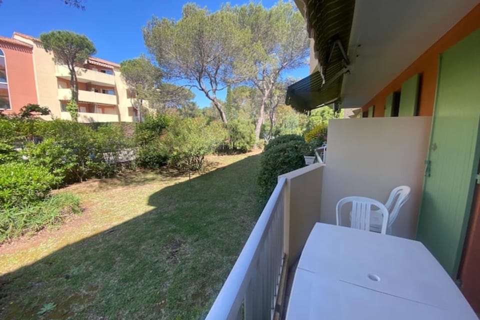 Air-conditioned studio with balcony in St-Raphaël Apartment in Saint-Raphael