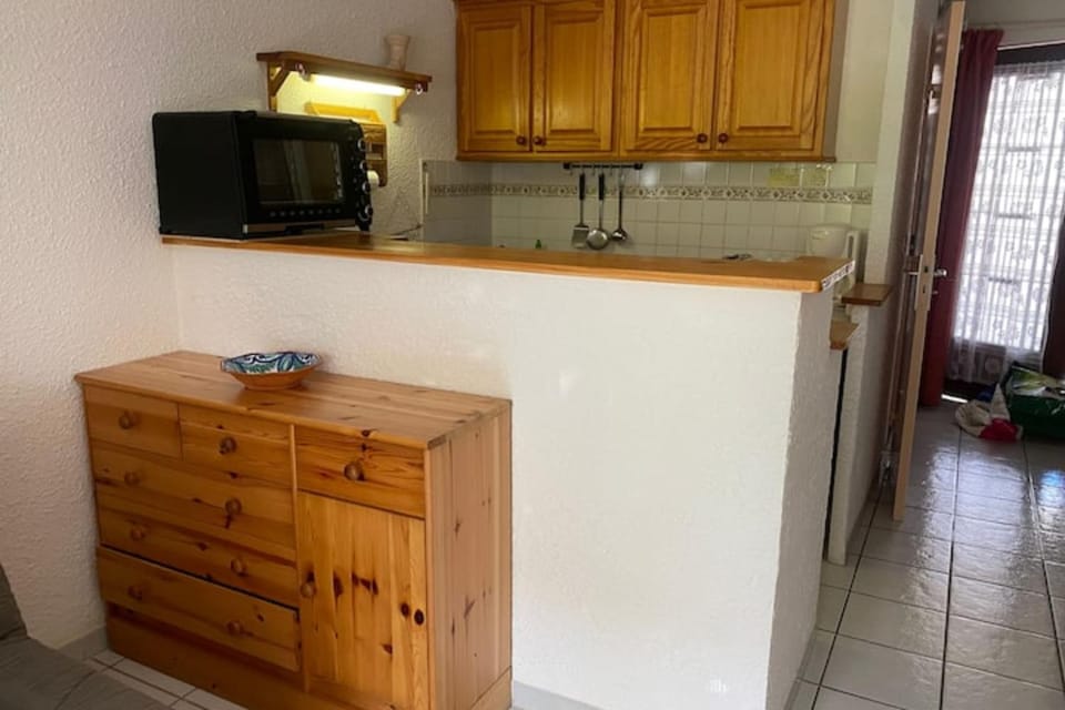 Air-conditioned studio with balcony in St-Raphaël Apartment in Saint-Raphael