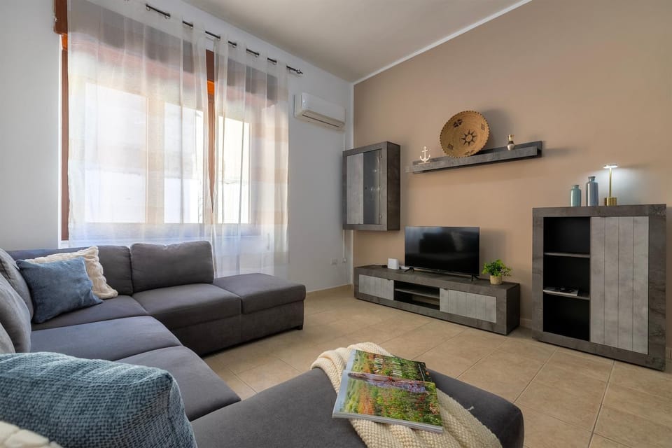 Bed, Day, TV and multimedia, Living room, Seating area, Seasons