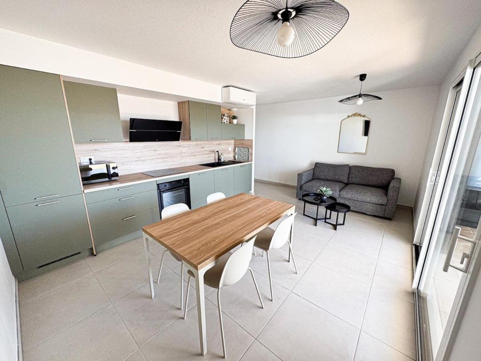 Appartement équipé avec terrasse vue mer et climatisation Apartment in Port-la-Nouvelle